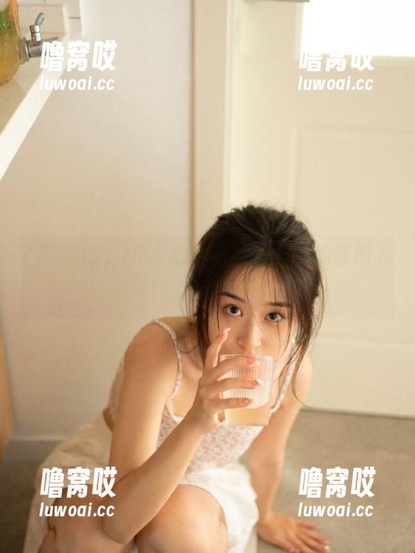 不小心刷到黑料app的官网入口，眼前一亮！