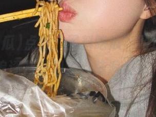 点开“黑料吃瓜”网址，在线追逐八卦潮流，脑洞大开！
